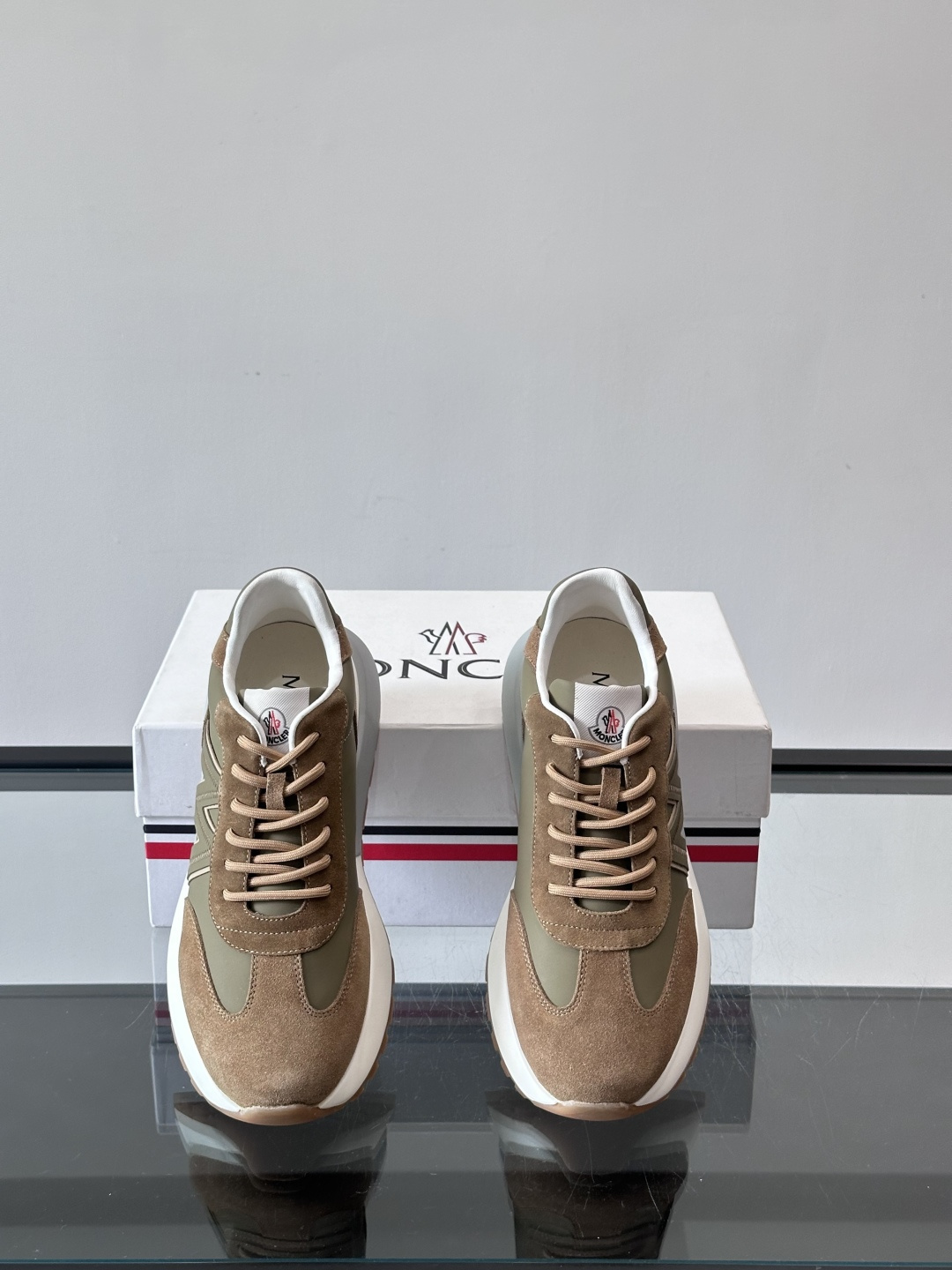 Moncler男士阿甘鞋，经典复古运动鞋，鞋面真皮拼接网布，柔软透气，橡胶鞋底防滑耐磨，日常穿搭超百搭！