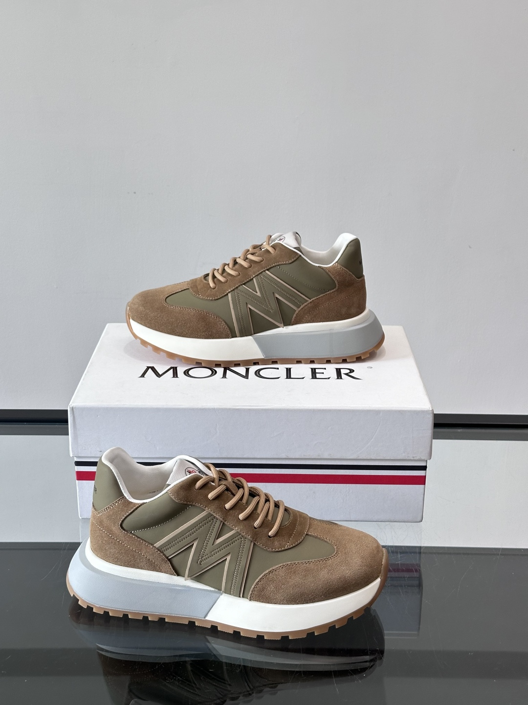 Moncler男士阿甘鞋，经典复古运动鞋，鞋面真皮拼接网布，柔软透气，橡胶鞋底防滑耐磨，日常穿搭超百搭！