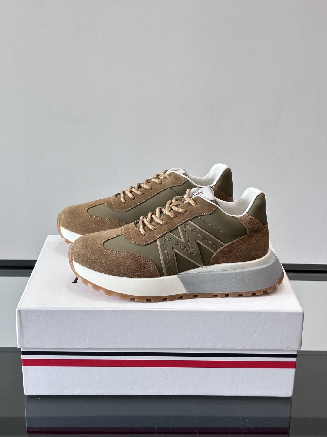 Moncler男士阿甘鞋，经典复古运动鞋，鞋面真皮拼接网布，柔软透气，橡胶鞋底防滑耐磨，日常穿搭超百搭！