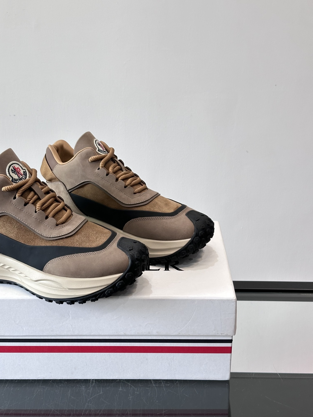 Moncler蒙口解构风拼接厚底运动鞋 👟这款运动鞋主打解构风，多色拼接，层次感超强！鞋面用合成革+织物