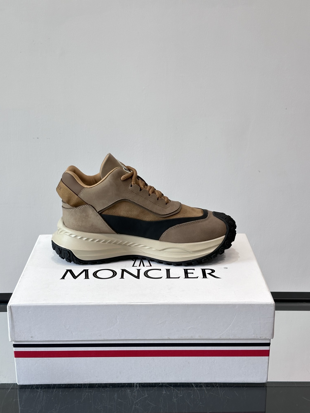 Moncler蒙口解构风拼接厚底运动鞋 👟这款运动鞋主打解构风，多色拼接，层次感超强！鞋面用合成革+织物