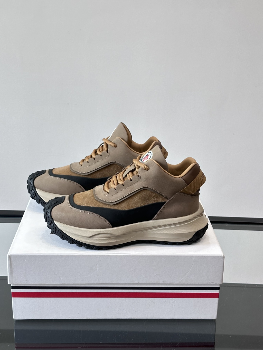 Moncler蒙口解构风拼接厚底运动鞋 👟这款运动鞋主打解构风，多色拼接，层次感超强！鞋面用合成革+织物