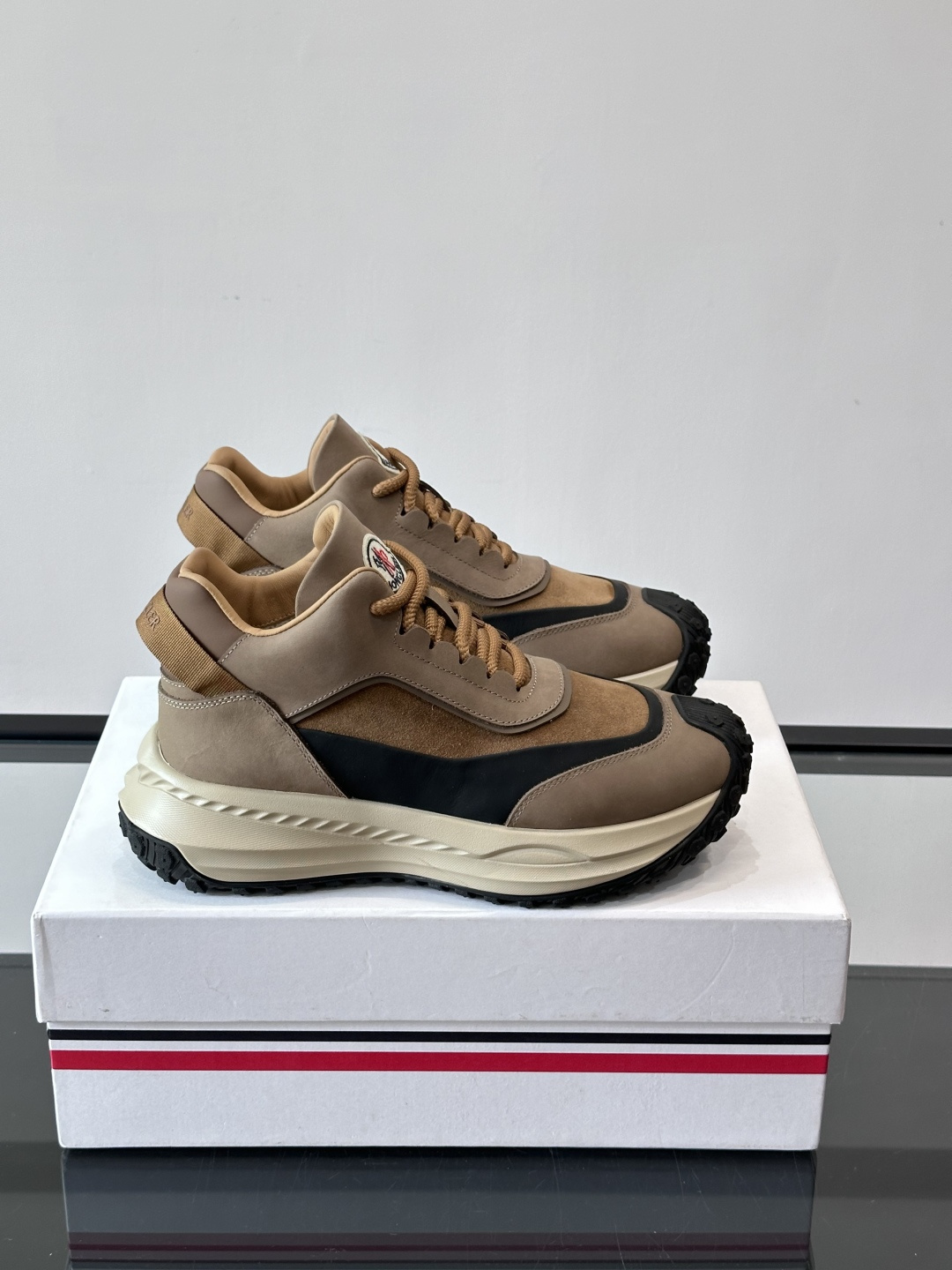 Moncler蒙口解构风拼接厚底运动鞋 👟这款运动鞋主打解构风，多色拼接，层次感超强！鞋面用合成革+织物