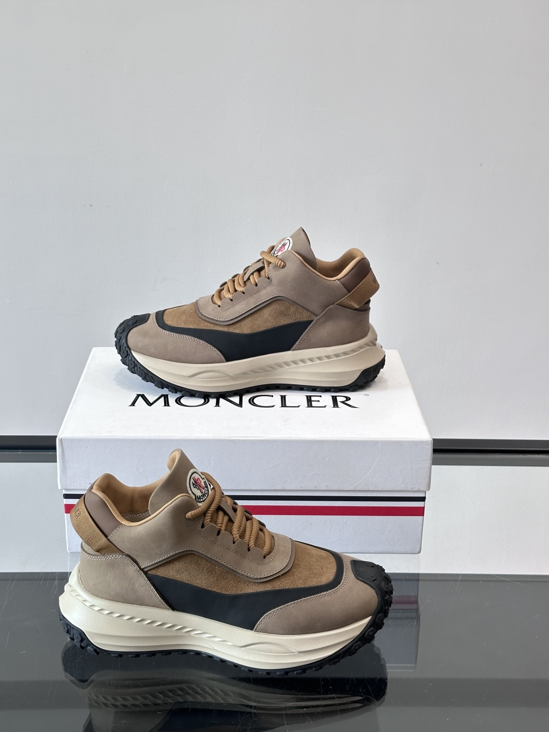 Moncler蒙口解构风拼接厚底运动鞋 👟这款运动鞋主打解构风，多色拼接，层次感超强！鞋面用合成革+织物