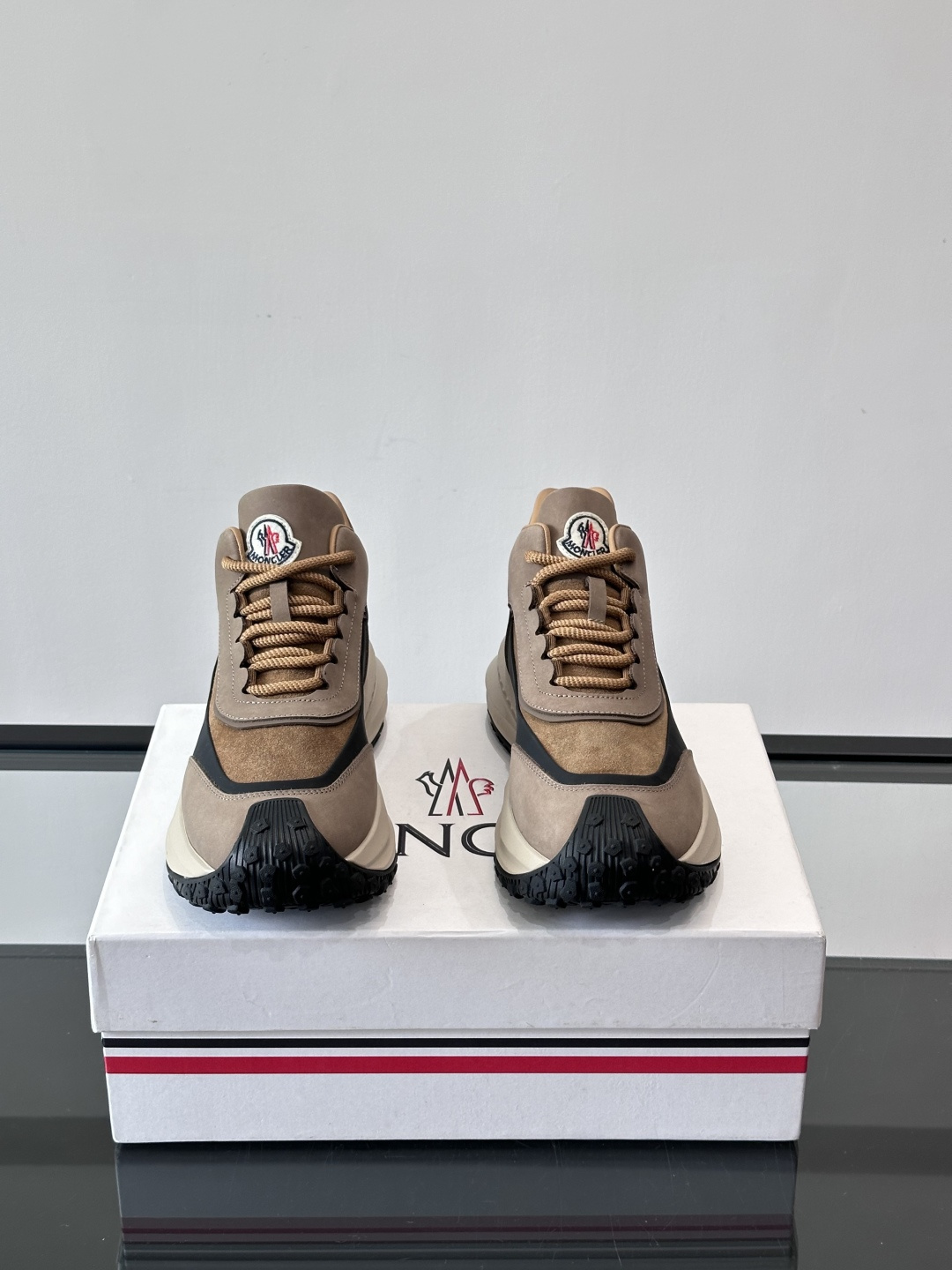 Moncler蒙口解构风拼接厚底运动鞋 👟这款运动鞋主打解构风，多色拼接，层次感超强！鞋面用合成革+织物