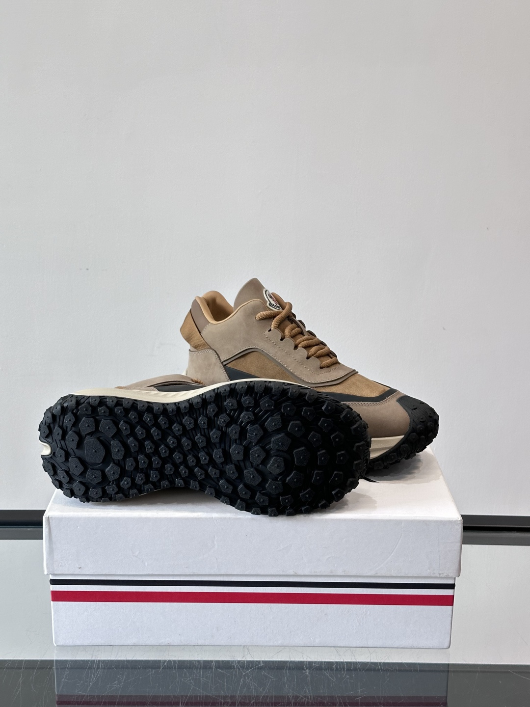 Moncler蒙口解构风拼接厚底运动鞋 👟这款运动鞋主打解构风，多色拼接，层次感超强！鞋面用合成革+织物