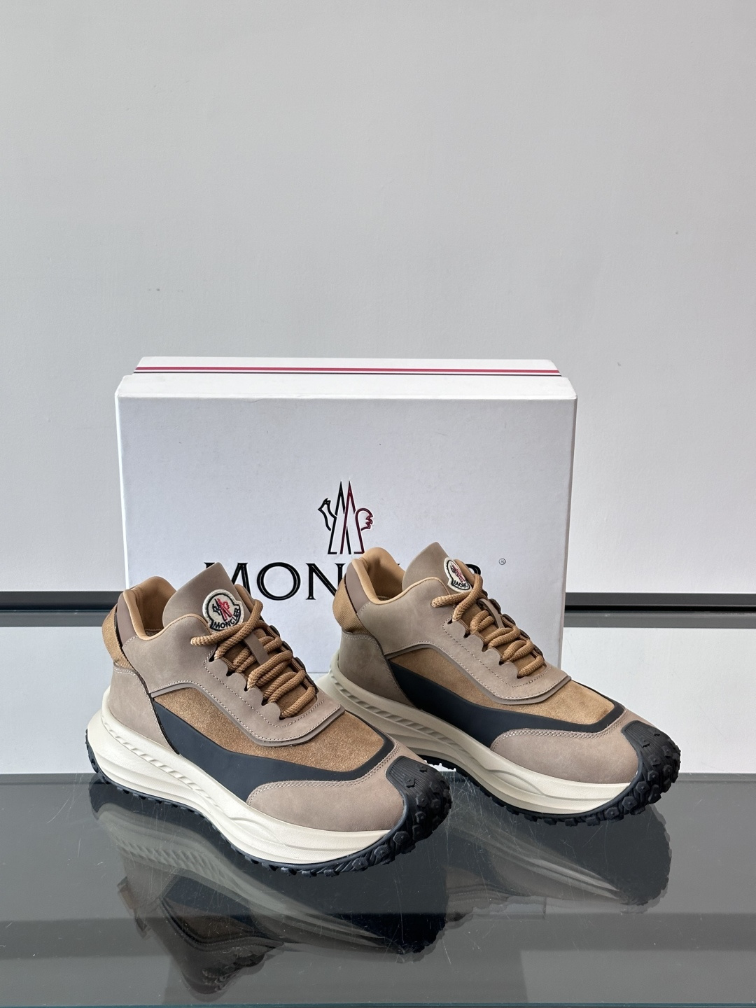 Moncler蒙口解构风拼接厚底运动鞋 👟这款运动鞋主打解构风，多色拼接，层次感超强！鞋面用合成革+织物