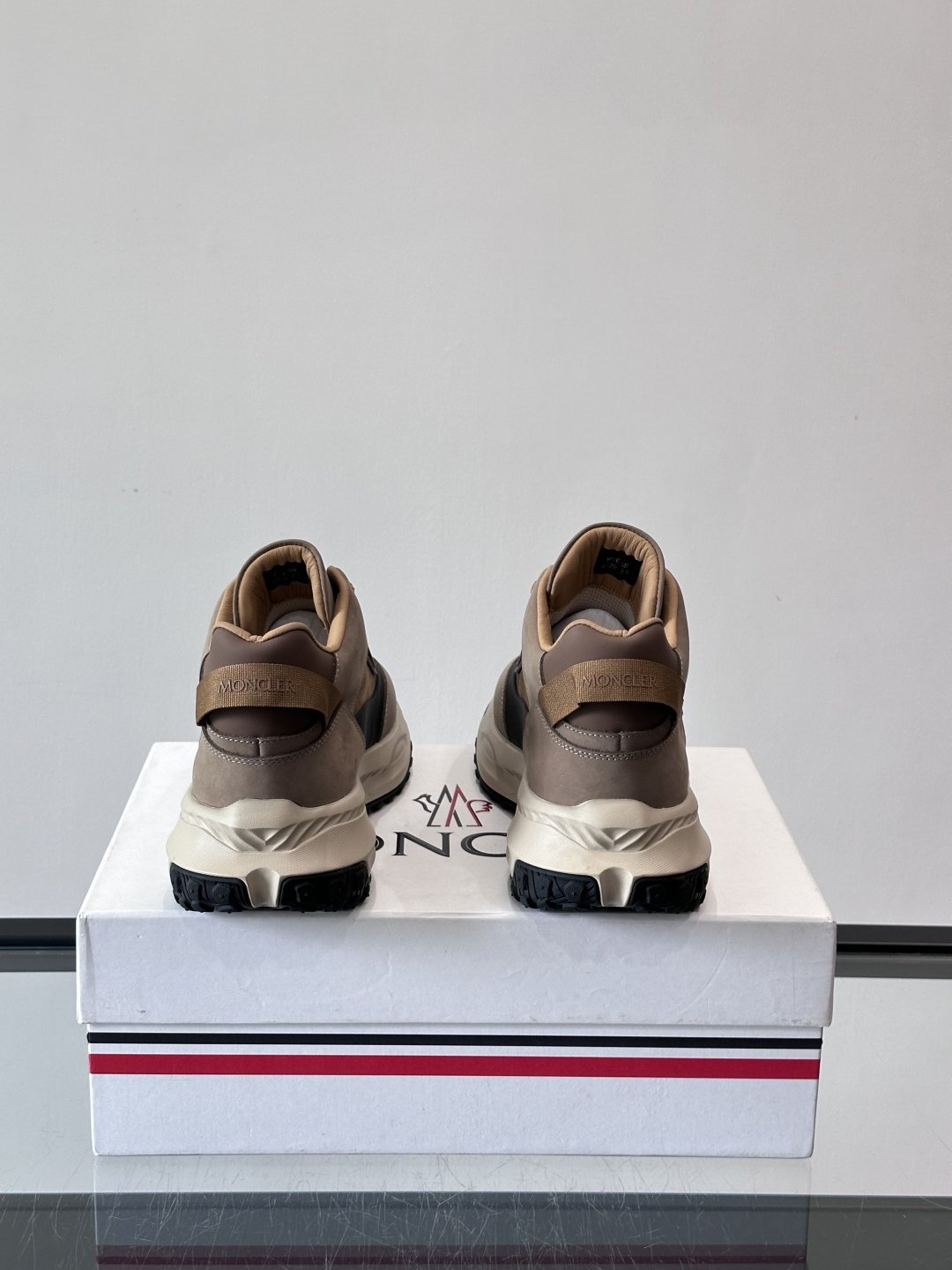 Moncler蒙口解构风拼接厚底运动鞋 👟这款运动鞋主打解构风，多色拼接，层次感超强！鞋面用合成革+织物