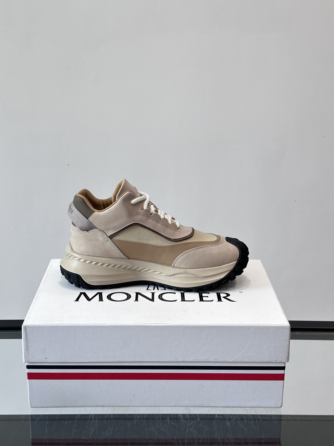Moncler蒙口解构风拼接厚底运动鞋 👟这款运动鞋主打解构风，多色拼接，层次感超强！鞋面用合成革+织物