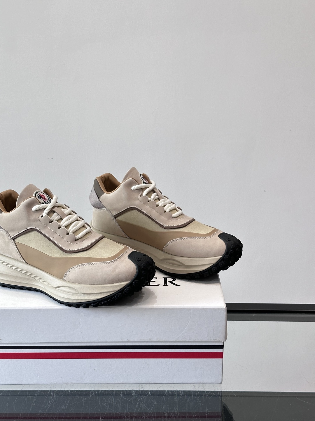 Moncler蒙口解构风拼接厚底运动鞋 👟这款运动鞋主打解构风，多色拼接，层次感超强！鞋面用合成革+织物