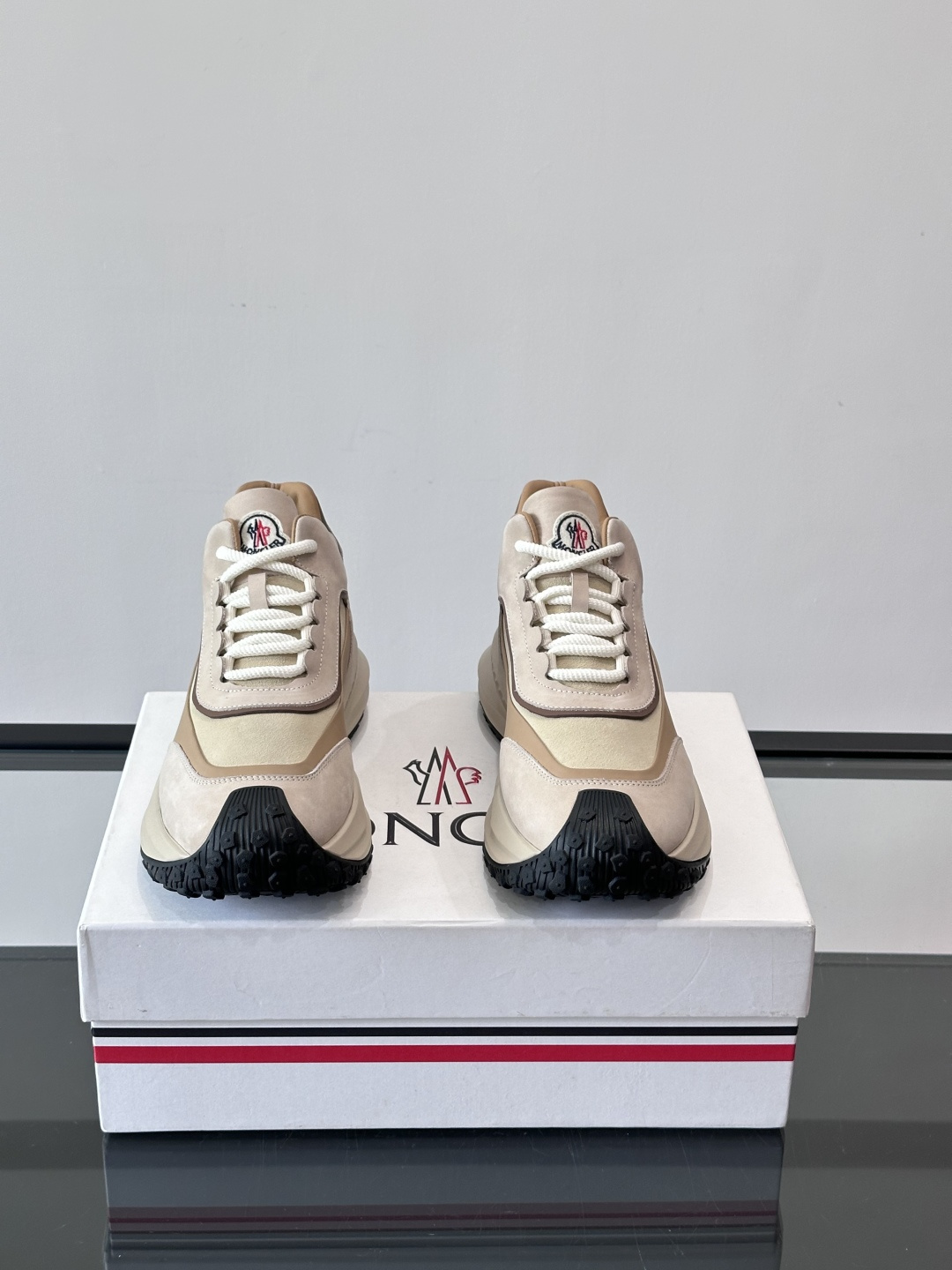 Moncler蒙口解构风拼接厚底运动鞋 👟这款运动鞋主打解构风，多色拼接，层次感超强！鞋面用合成革+织物