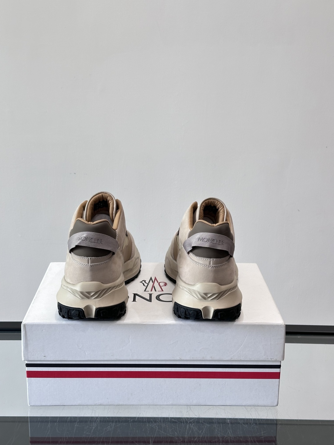 Moncler蒙口解构风拼接厚底运动鞋 👟这款运动鞋主打解构风，多色拼接，层次感超强！鞋面用合成革+织物