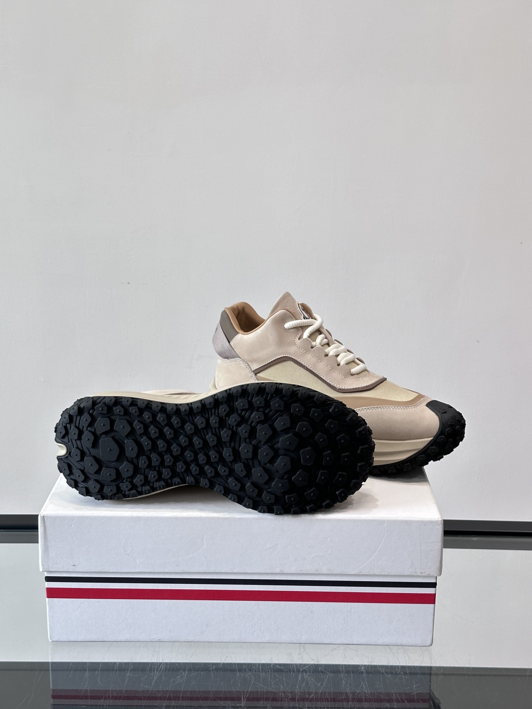 Moncler蒙口解构风拼接厚底运动鞋 👟这款运动鞋主打解构风，多色拼接，层次感超强！鞋面用合成革+织物