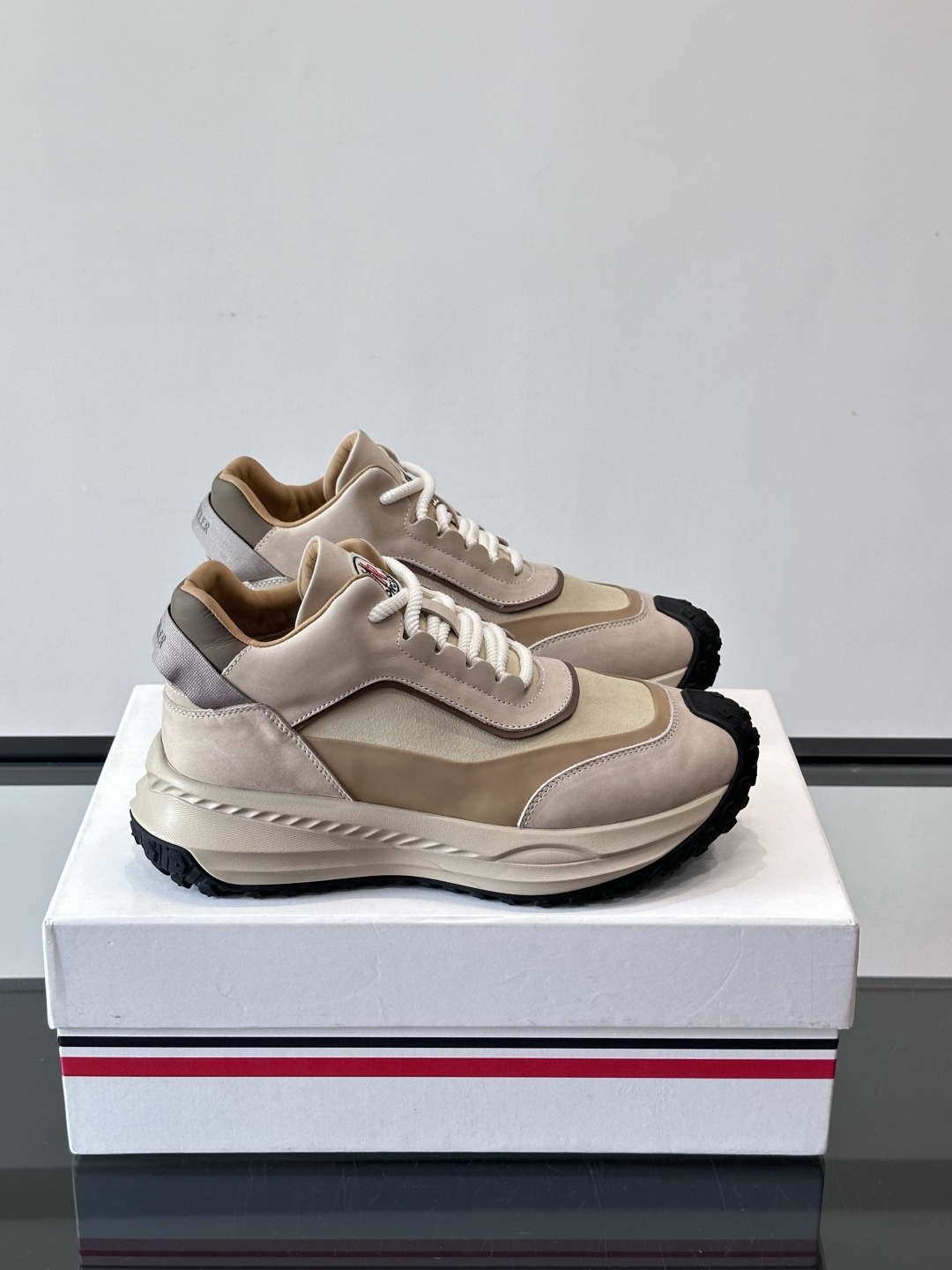 Moncler蒙口解构风拼接厚底运动鞋 👟这款运动鞋主打解构风，多色拼接，层次感超强！鞋面用合成革+织物