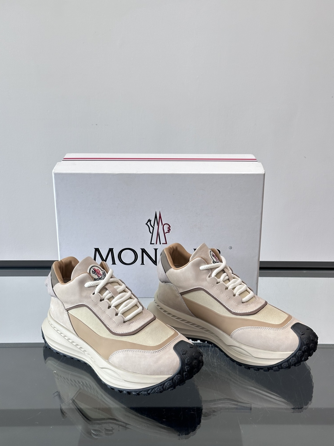 Moncler蒙口解构风拼接厚底运动鞋 👟这款运动鞋主打解构风，多色拼接，层次感超强！鞋面用合成革+织物