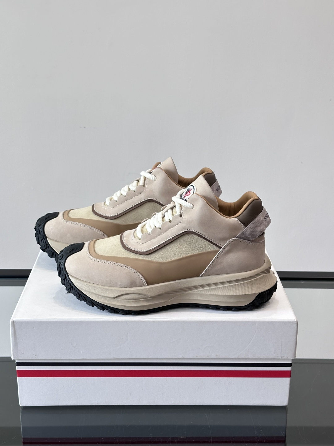 Moncler蒙口解构风拼接厚底运动鞋 👟这款运动鞋主打解构风，多色拼接，层次感超强！鞋面用合成革+织物