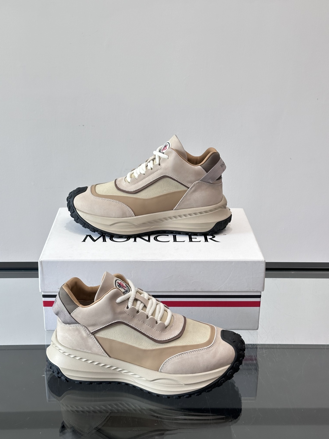 Moncler蒙口解构风拼接厚底运动鞋 👟这款运动鞋主打解构风，多色拼接，层次感超强！鞋面用合成革+织物