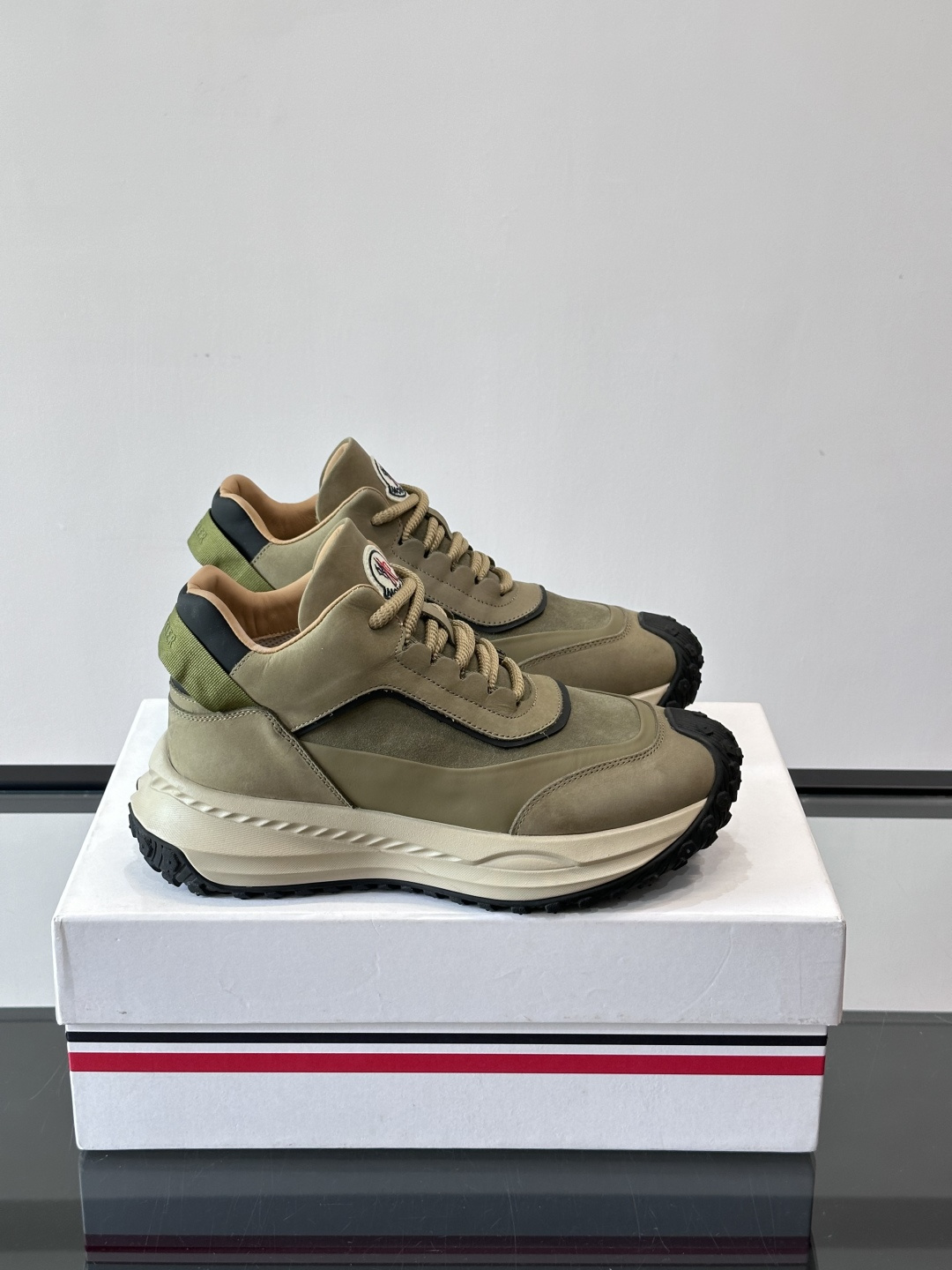 Moncler蒙口解构风拼接厚底运动鞋 👟这款运动鞋主打解构风，多色拼接，层次感超强！鞋面用合成革+织物