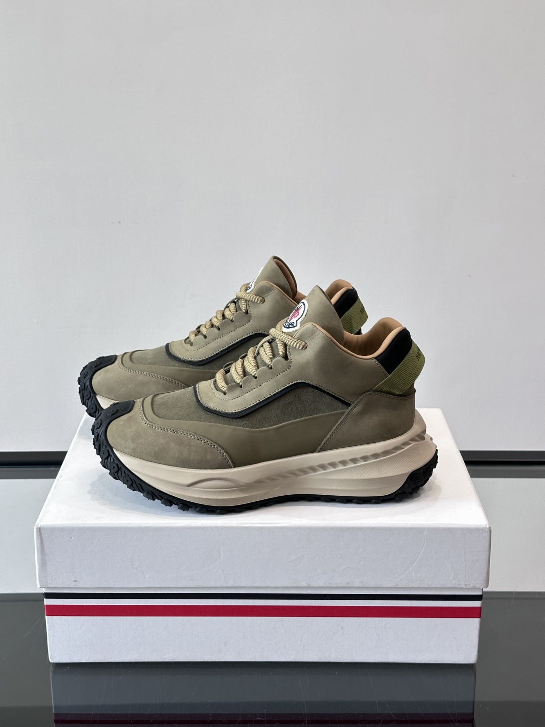 Moncler蒙口解构风拼接厚底运动鞋 👟这款运动鞋主打解构风，多色拼接，层次感超强！鞋面用合成革+织物