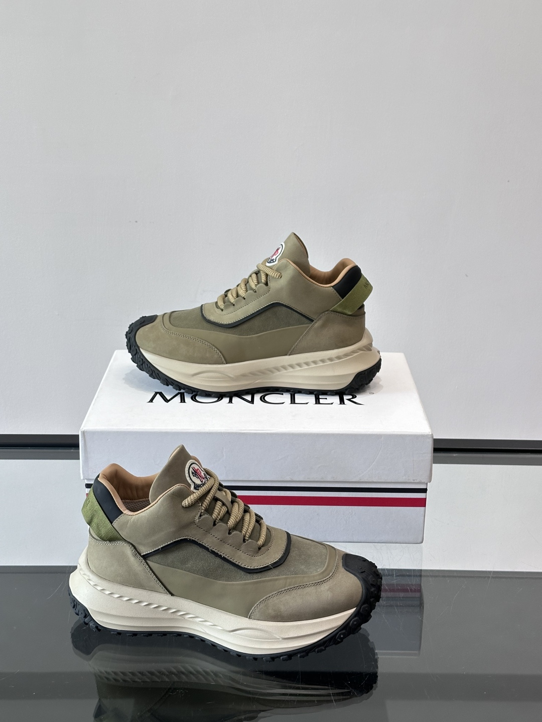 Moncler蒙口解构风拼接厚底运动鞋 👟这款运动鞋主打解构风，多色拼接，层次感超强！鞋面用合成革+织物