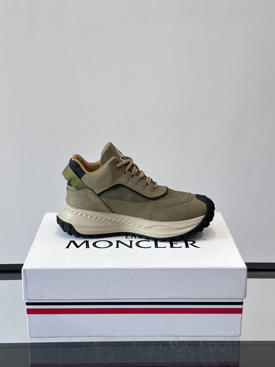 Moncler蒙口解构风拼接厚底运动鞋 👟这款运动鞋主打解构风，多色拼接，层次感超强！鞋面用合成革+织物