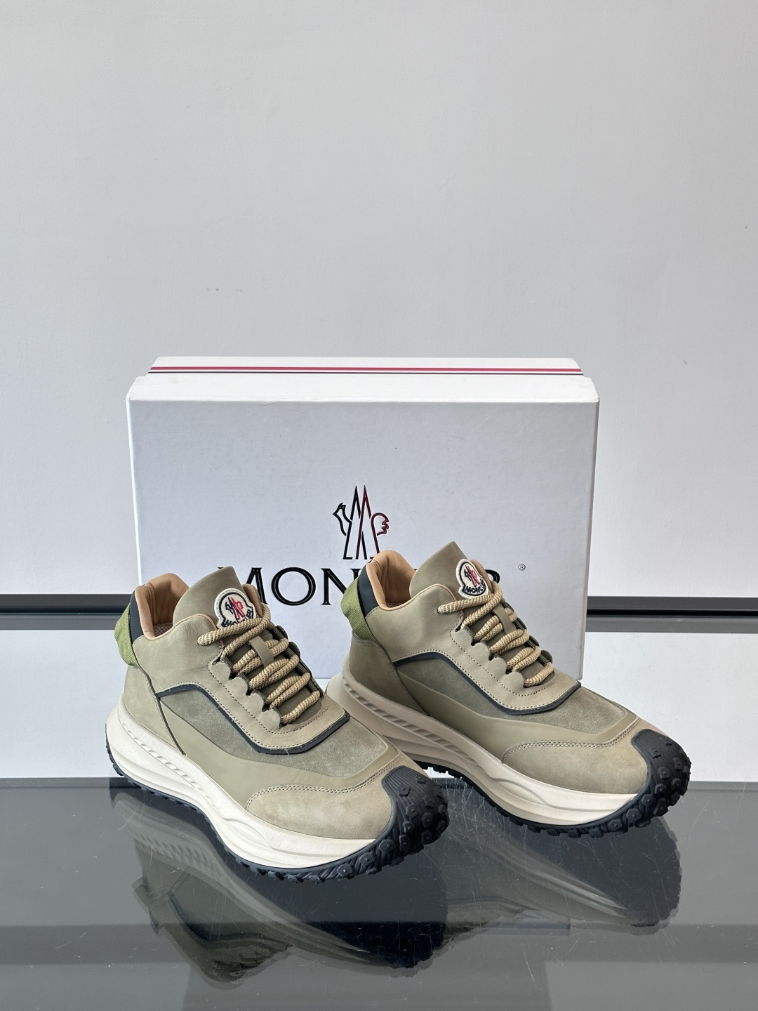 Moncler蒙口解构风拼接厚底运动鞋 👟这款运动鞋主打解构风，多色拼接，层次感超强！鞋面用合成革+织物