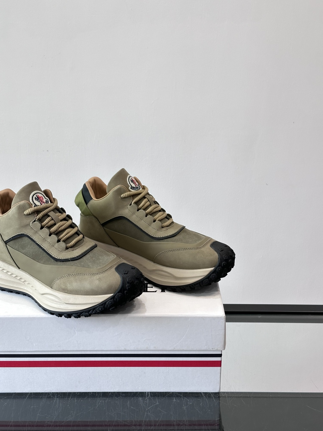 Moncler蒙口解构风拼接厚底运动鞋 👟这款运动鞋主打解构风，多色拼接，层次感超强！鞋面用合成革+织物