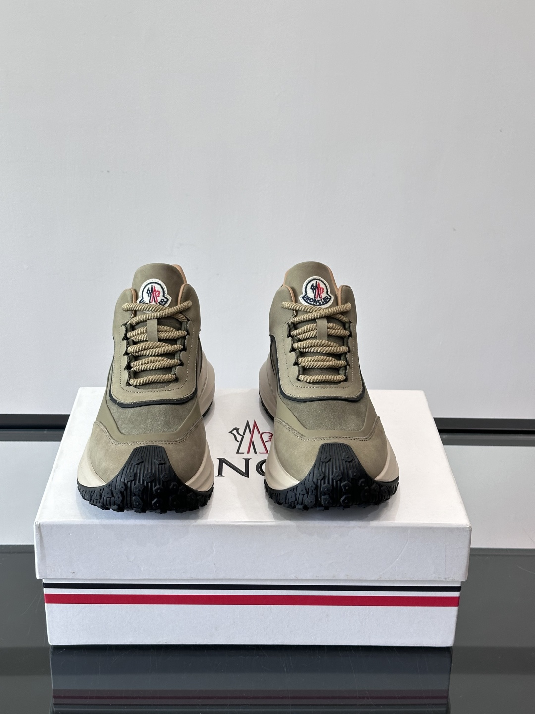 Moncler蒙口解构风拼接厚底运动鞋 👟这款运动鞋主打解构风，多色拼接，层次感超强！鞋面用合成革+织物