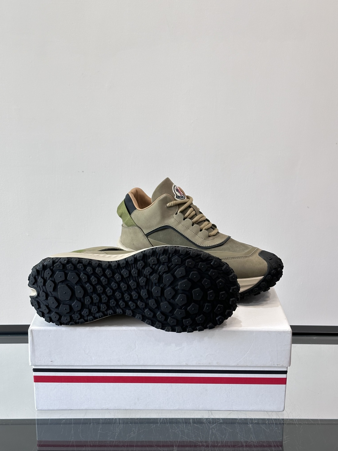 Moncler蒙口解构风拼接厚底运动鞋 👟这款运动鞋主打解构风，多色拼接，层次感超强！鞋面用合成革+织物