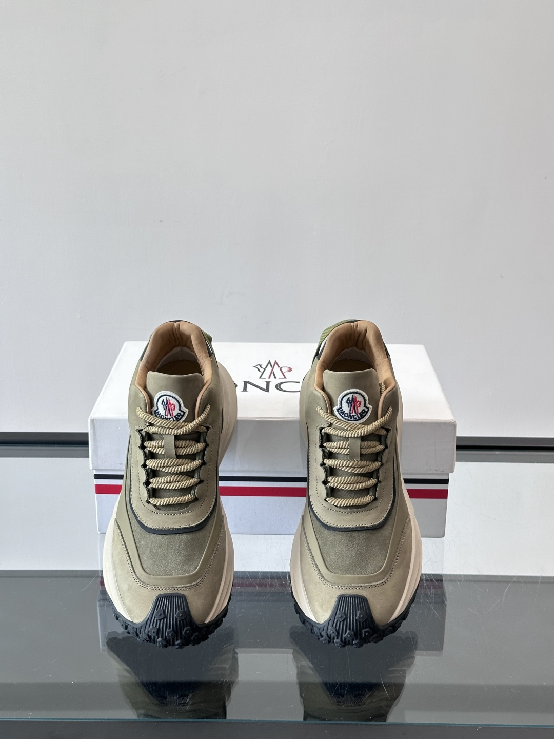 Moncler蒙口解构风拼接厚底运动鞋 👟这款运动鞋主打解构风，多色拼接，层次感超强！鞋面用合成革+织物