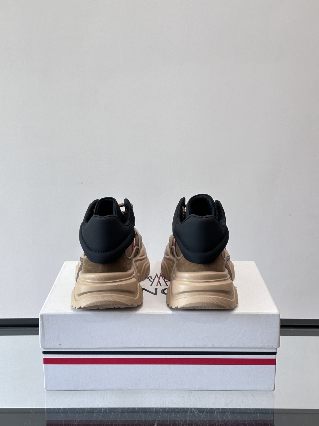 Moncler蒙口解构风拼接厚底运动鞋 👟这款运动鞋主打解构风，多色拼接，层次感超强！鞋面用合成革+织物