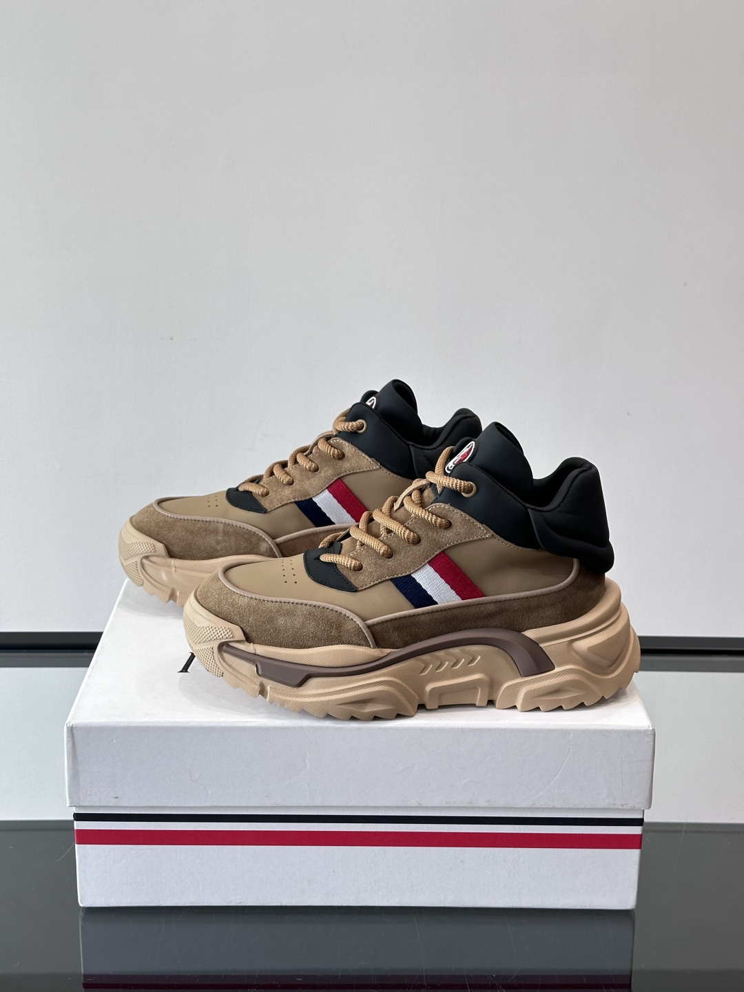 Moncler蒙口解构风拼接厚底运动鞋 👟这款运动鞋主打解构风，多色拼接，层次感超强！鞋面用合成革+织物