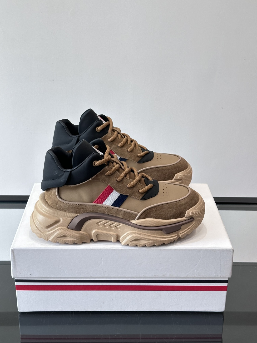 Moncler蒙口解构风拼接厚底运动鞋 👟这款运动鞋主打解构风，多色拼接，层次感超强！鞋面用合成革+织物