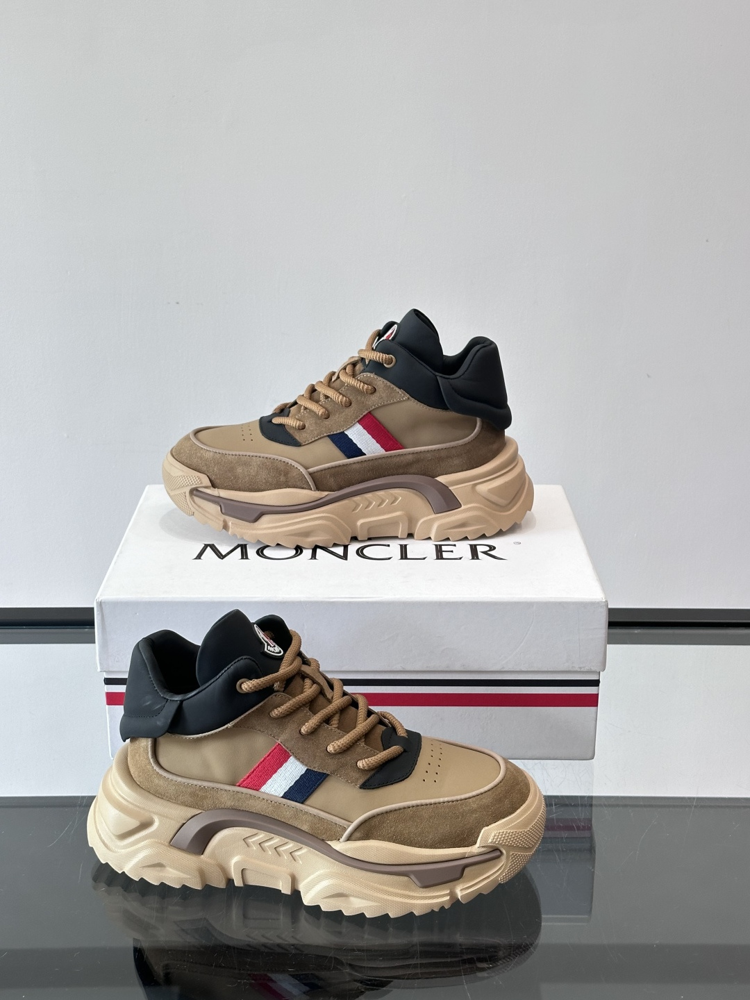 Moncler蒙口解构风拼接厚底运动鞋 👟这款运动鞋主打解构风，多色拼接，层次感超强！鞋面用合成革+织物