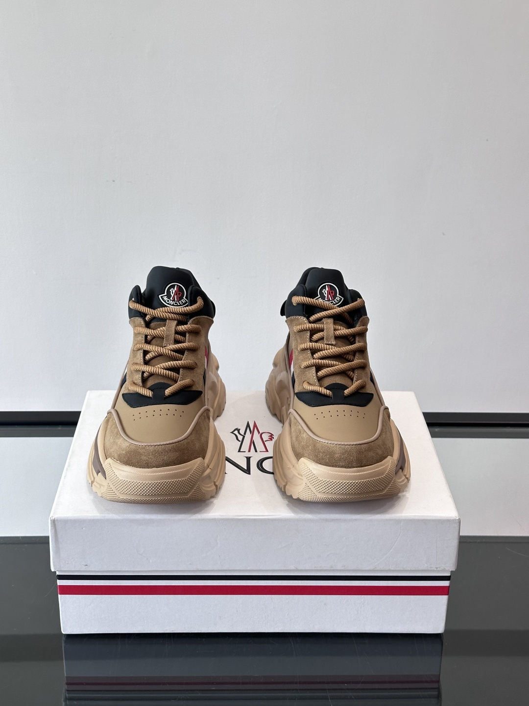 Moncler蒙口解构风拼接厚底运动鞋 👟这款运动鞋主打解构风，多色拼接，层次感超强！鞋面用合成革+织物