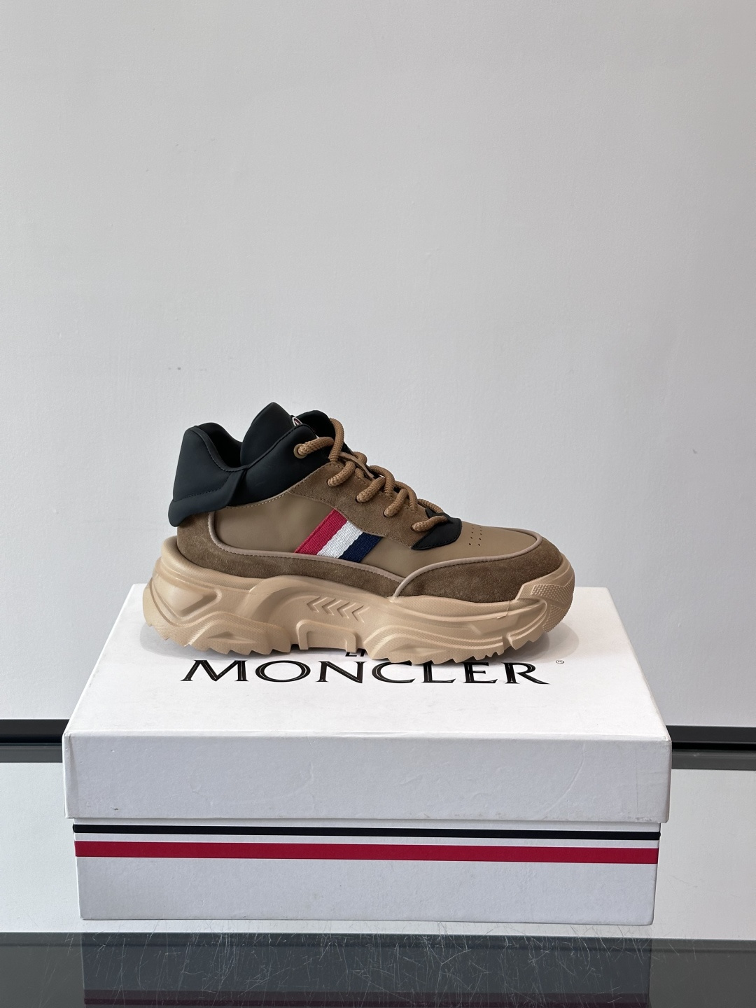 Moncler蒙口解构风拼接厚底运动鞋 👟这款运动鞋主打解构风，多色拼接，层次感超强！鞋面用合成革+织物