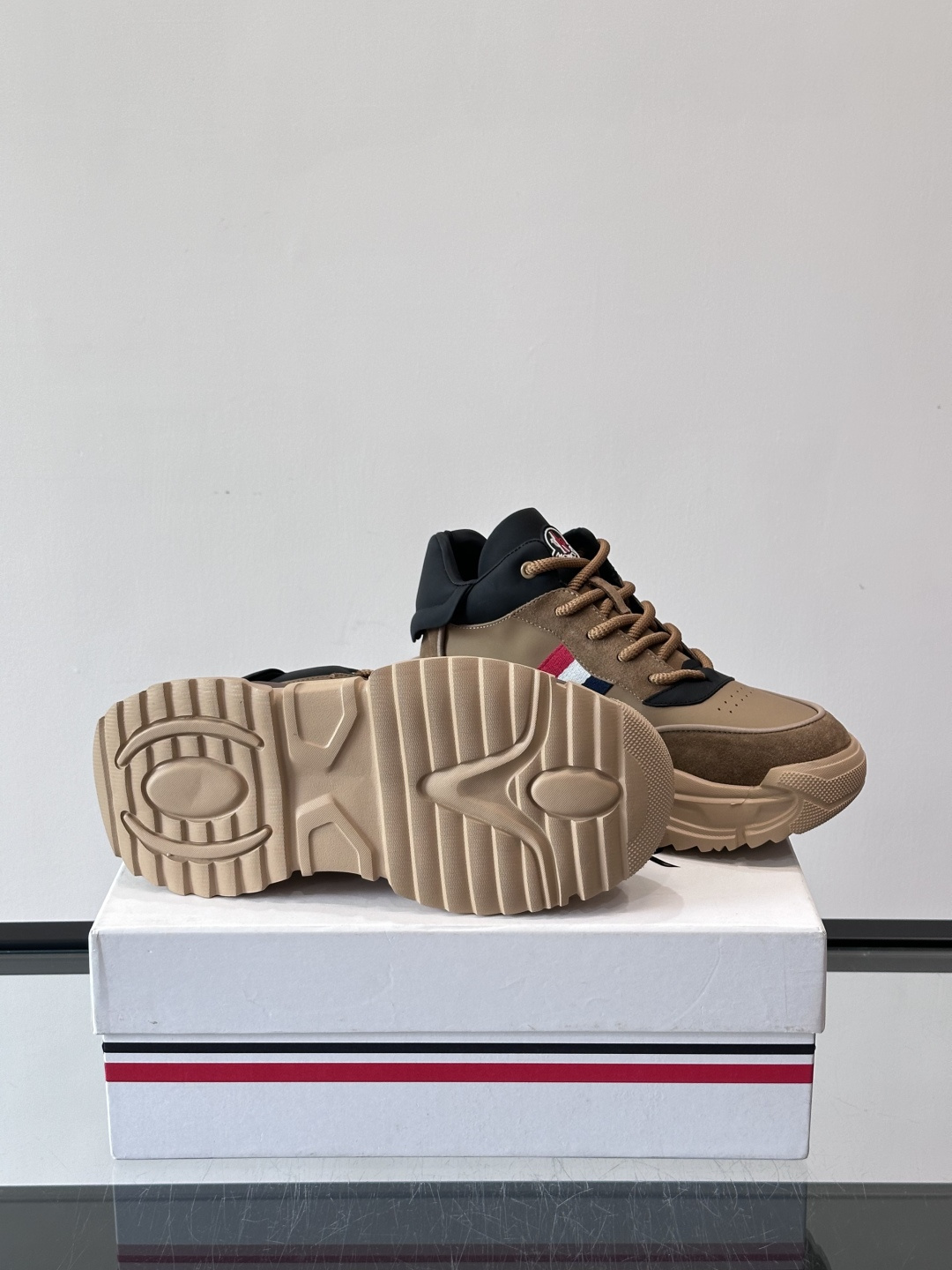 Moncler蒙口解构风拼接厚底运动鞋 👟这款运动鞋主打解构风，多色拼接，层次感超强！鞋面用合成革+织物