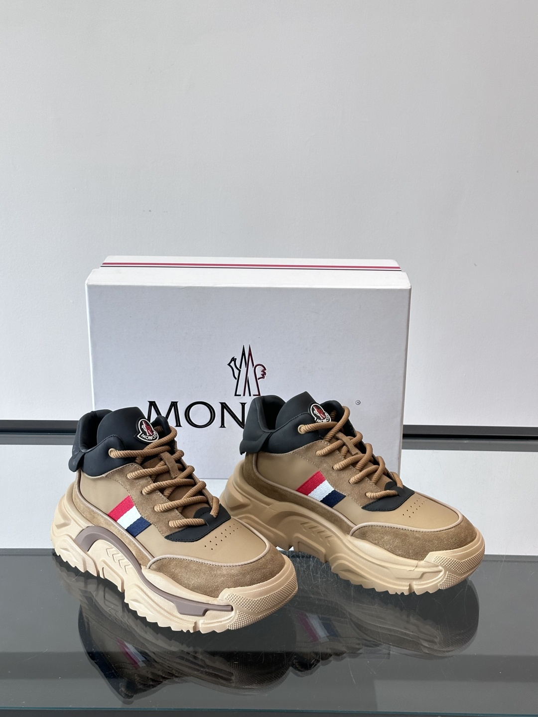 Moncler蒙口解构风拼接厚底运动鞋 👟这款运动鞋主打解构风，多色拼接，层次感超强！鞋面用合成革+织物