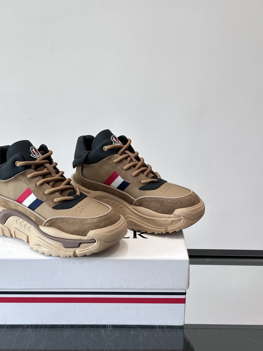 Moncler蒙口解构风拼接厚底运动鞋 👟这款运动鞋主打解构风，多色拼接，层次感超强！鞋面用合成革+织物