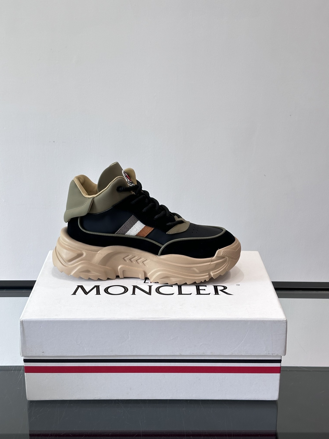 Moncler蒙口解构风拼接厚底运动鞋 👟这款运动鞋主打解构风，多色拼接，层次感超强！鞋面用合成革+织物