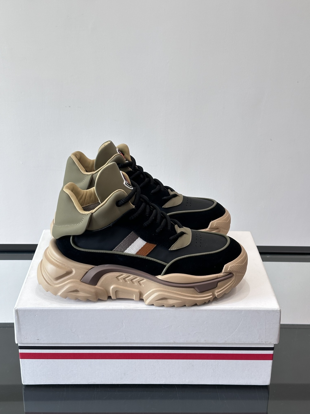 Moncler蒙口解构风拼接厚底运动鞋 👟这款运动鞋主打解构风，多色拼接，层次感超强！鞋面用合成革+织物