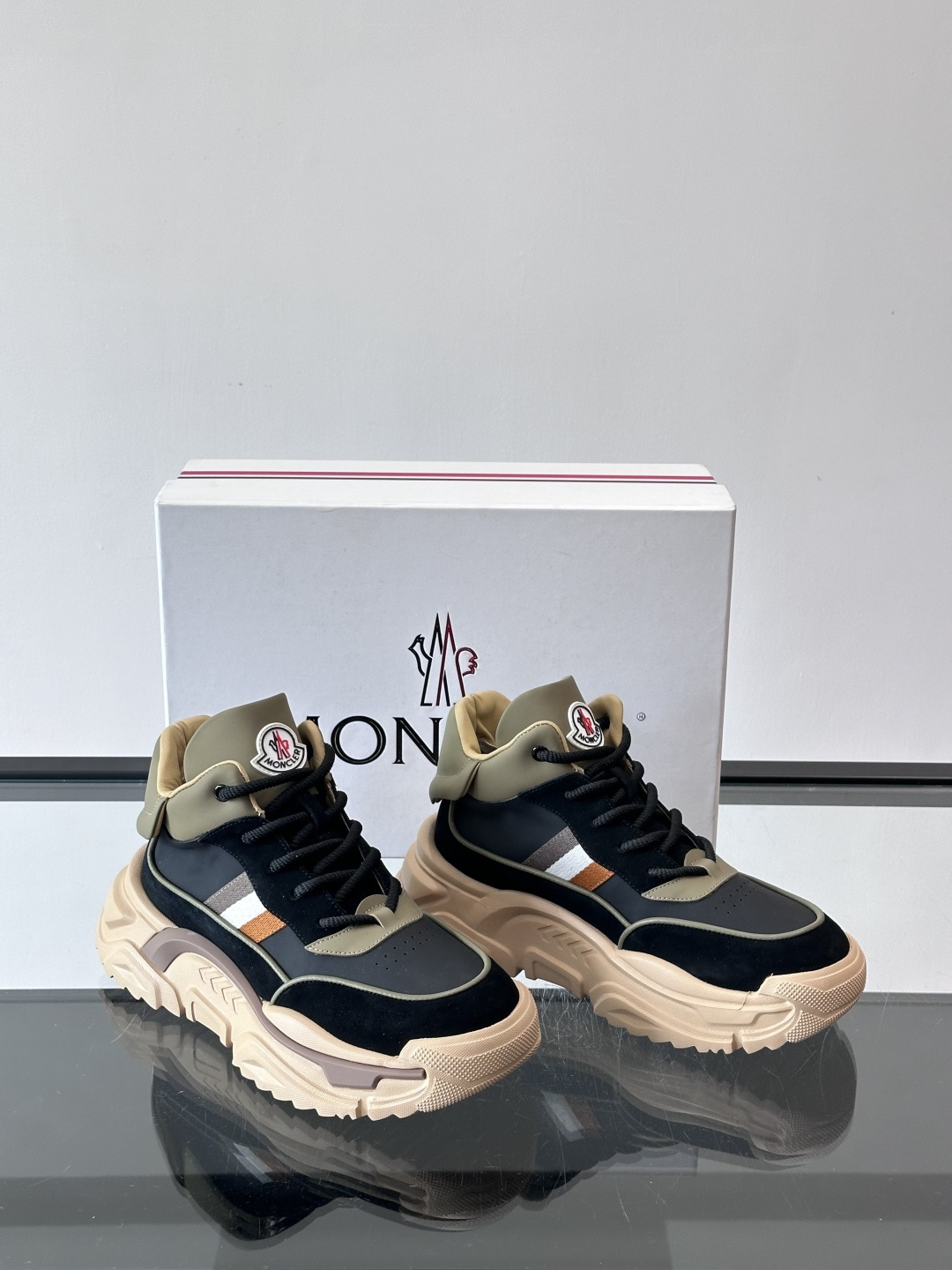 Moncler蒙口解构风拼接厚底运动鞋 👟这款运动鞋主打解构风，多色拼接，层次感超强！鞋面用合成革+织物