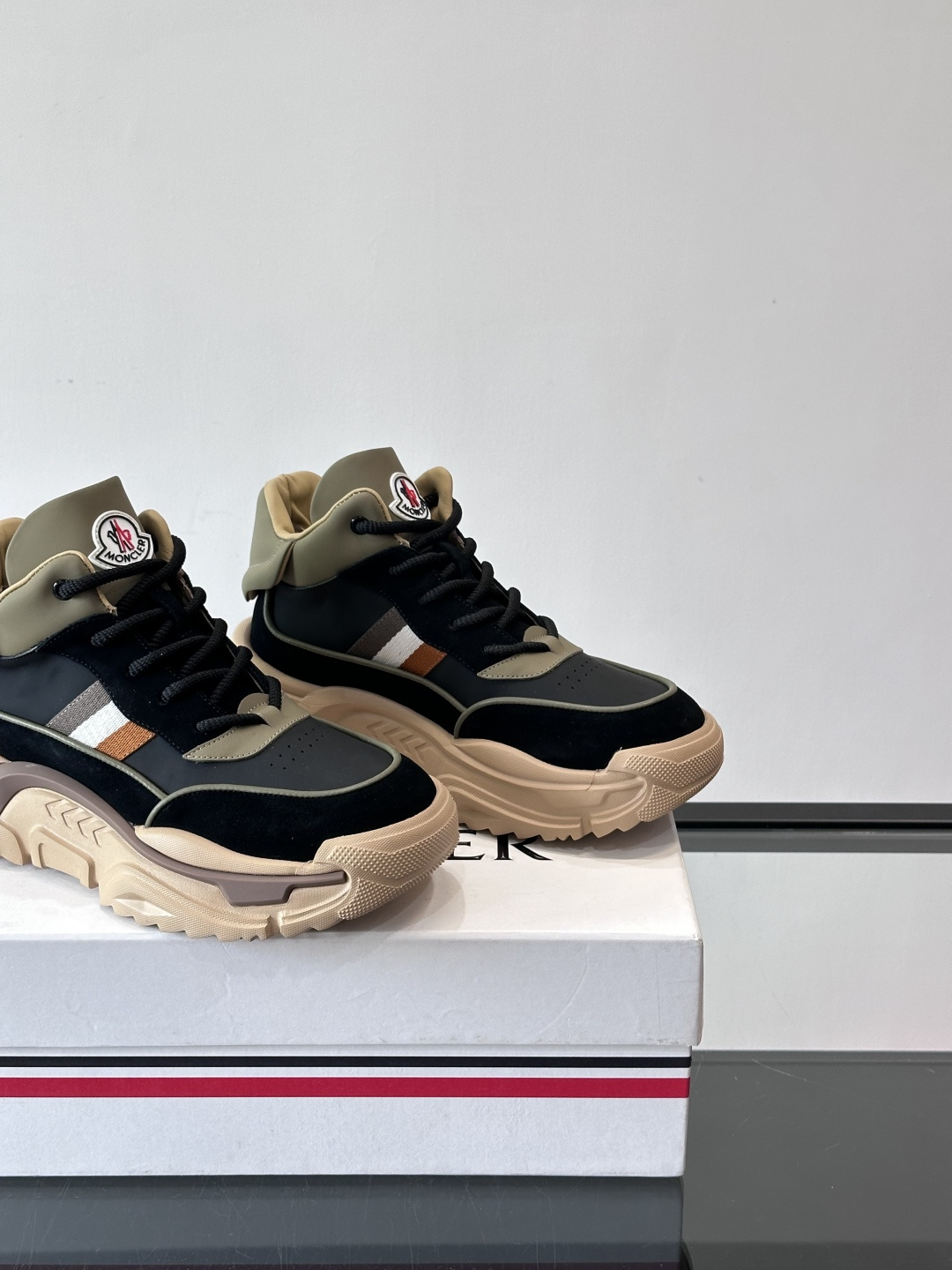 Moncler蒙口解构风拼接厚底运动鞋 👟这款运动鞋主打解构风，多色拼接，层次感超强！鞋面用合成革+织物