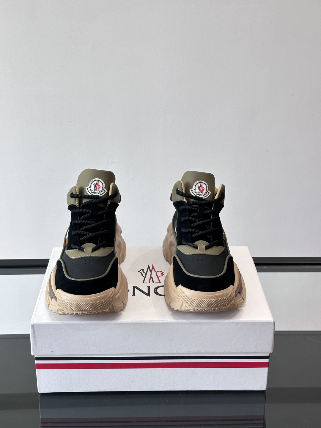 Moncler蒙口解构风拼接厚底运动鞋 👟这款运动鞋主打解构风，多色拼接，层次感超强！鞋面用合成革+织物