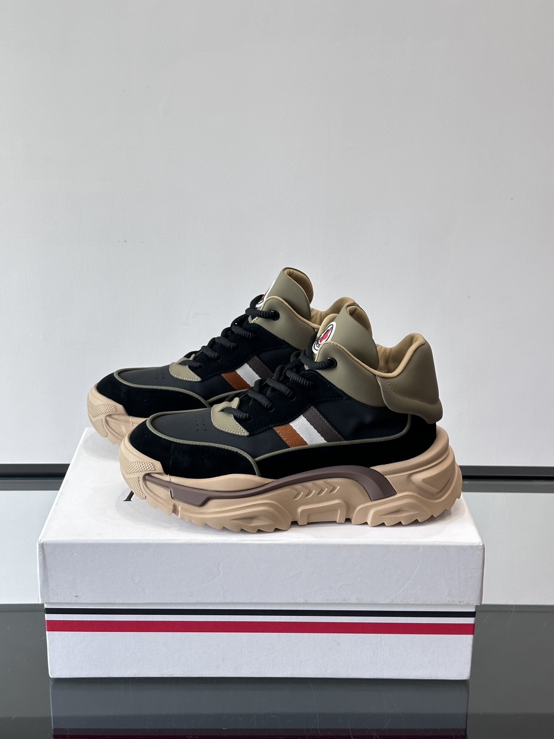 Moncler蒙口解构风拼接厚底运动鞋 👟这款运动鞋主打解构风，多色拼接，层次感超强！鞋面用合成革+织物