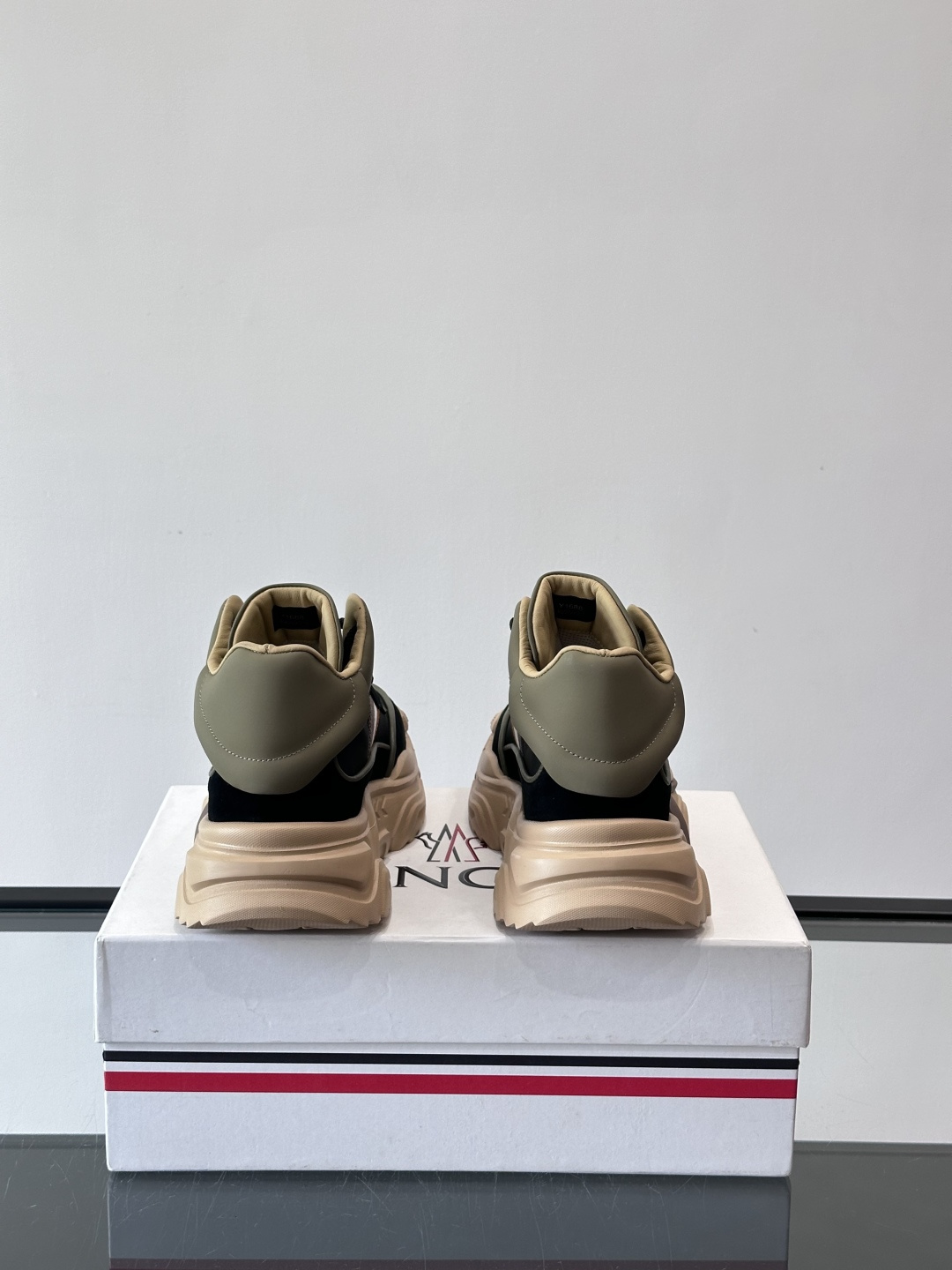 Moncler蒙口解构风拼接厚底运动鞋 👟这款运动鞋主打解构风，多色拼接，层次感超强！鞋面用合成革+织物