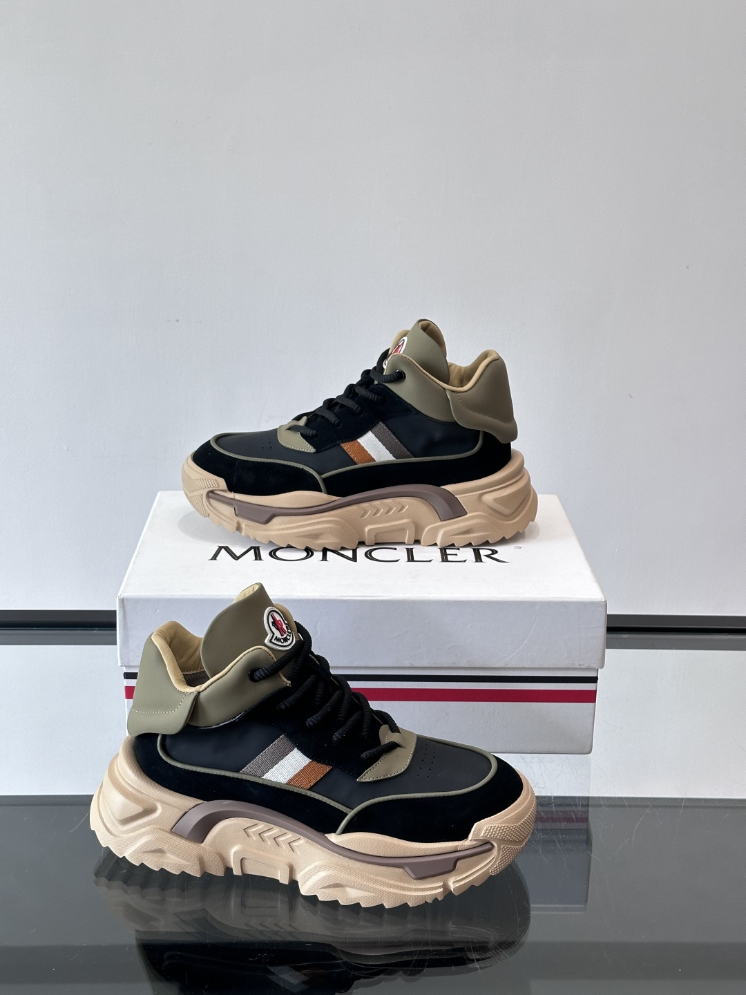 Moncler蒙口解构风拼接厚底运动鞋 👟这款运动鞋主打解构风，多色拼接，层次感超强！鞋面用合成革+织物