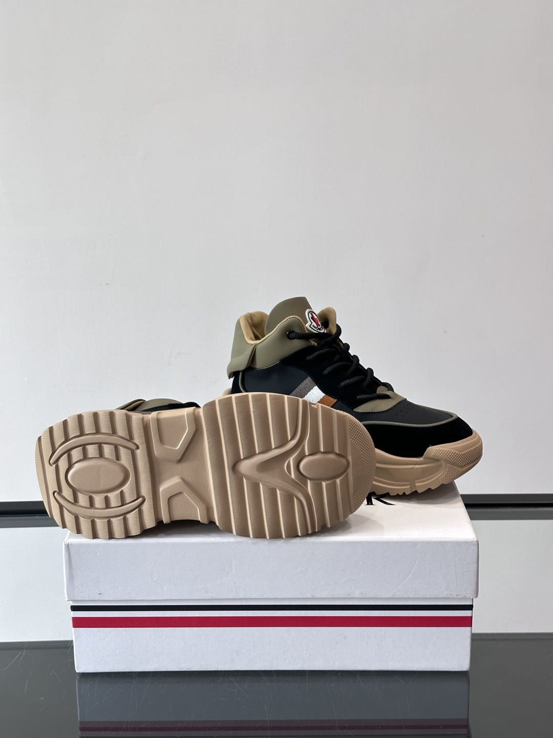 Moncler蒙口解构风拼接厚底运动鞋 👟这款运动鞋主打解构风，多色拼接，层次感超强！鞋面用合成革+织物