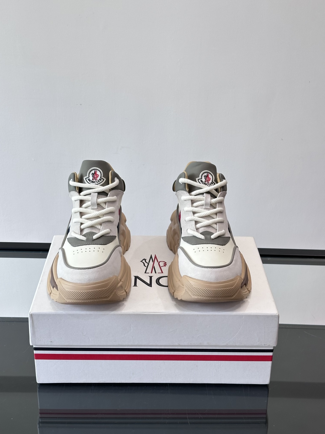 Moncler蒙口解构风拼接厚底运动鞋 👟这款运动鞋主打解构风，多色拼接，层次感超强！鞋面用合成革+织物