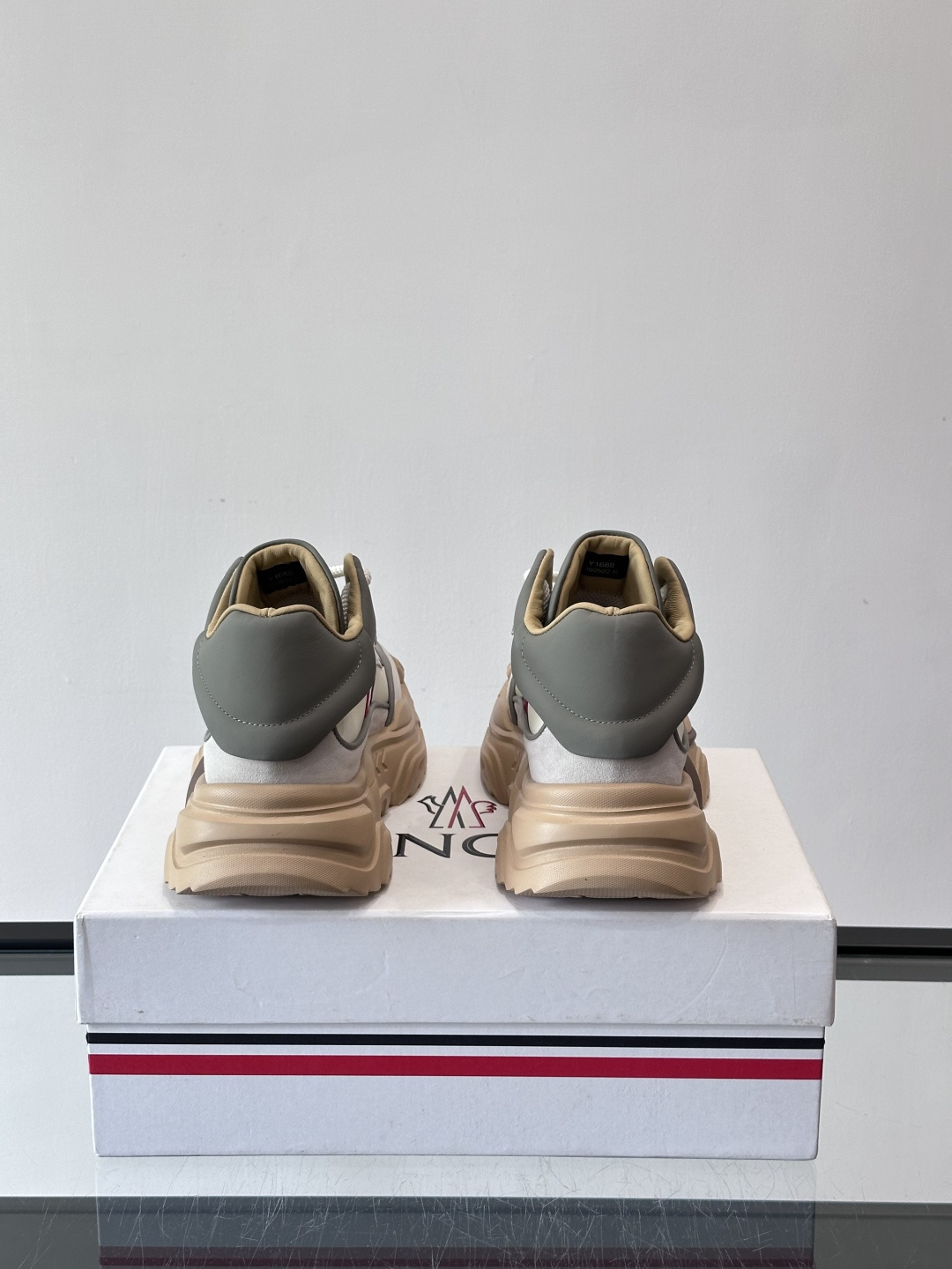 Moncler蒙口解构风拼接厚底运动鞋 👟这款运动鞋主打解构风，多色拼接，层次感超强！鞋面用合成革+织物